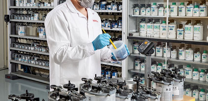 Profissional Honda preparando a tinta especial para pintura na oficina de Funilaria e Pintura Honda Kaizen RS em Porto Alegre
