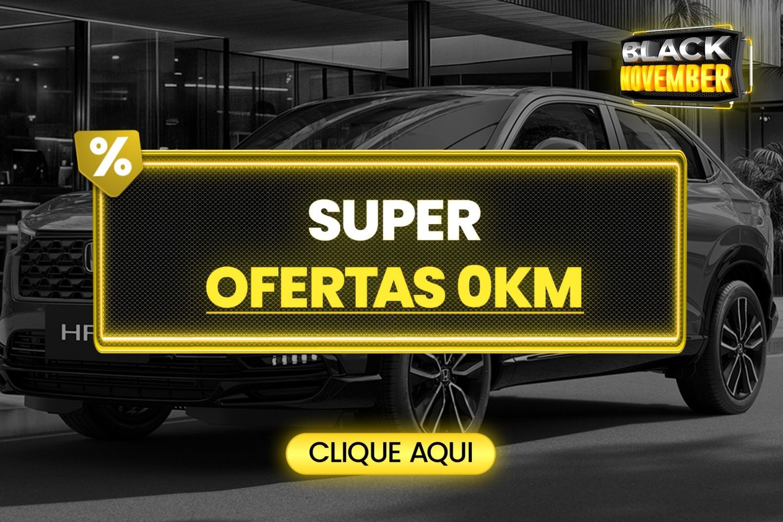 Homem de óculos escuros dentro de um carro, sorrindo para a tela de navegação, em um ambiente externo ensolarado.