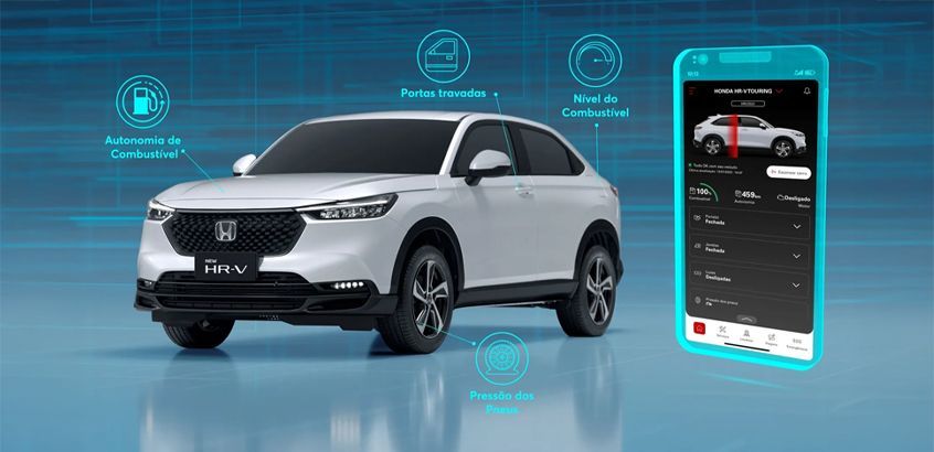 Honda HR-V branco com o aplicativo exibindo o status do veículo em uma tela azul, ilustrando os recursos de carro conectado.