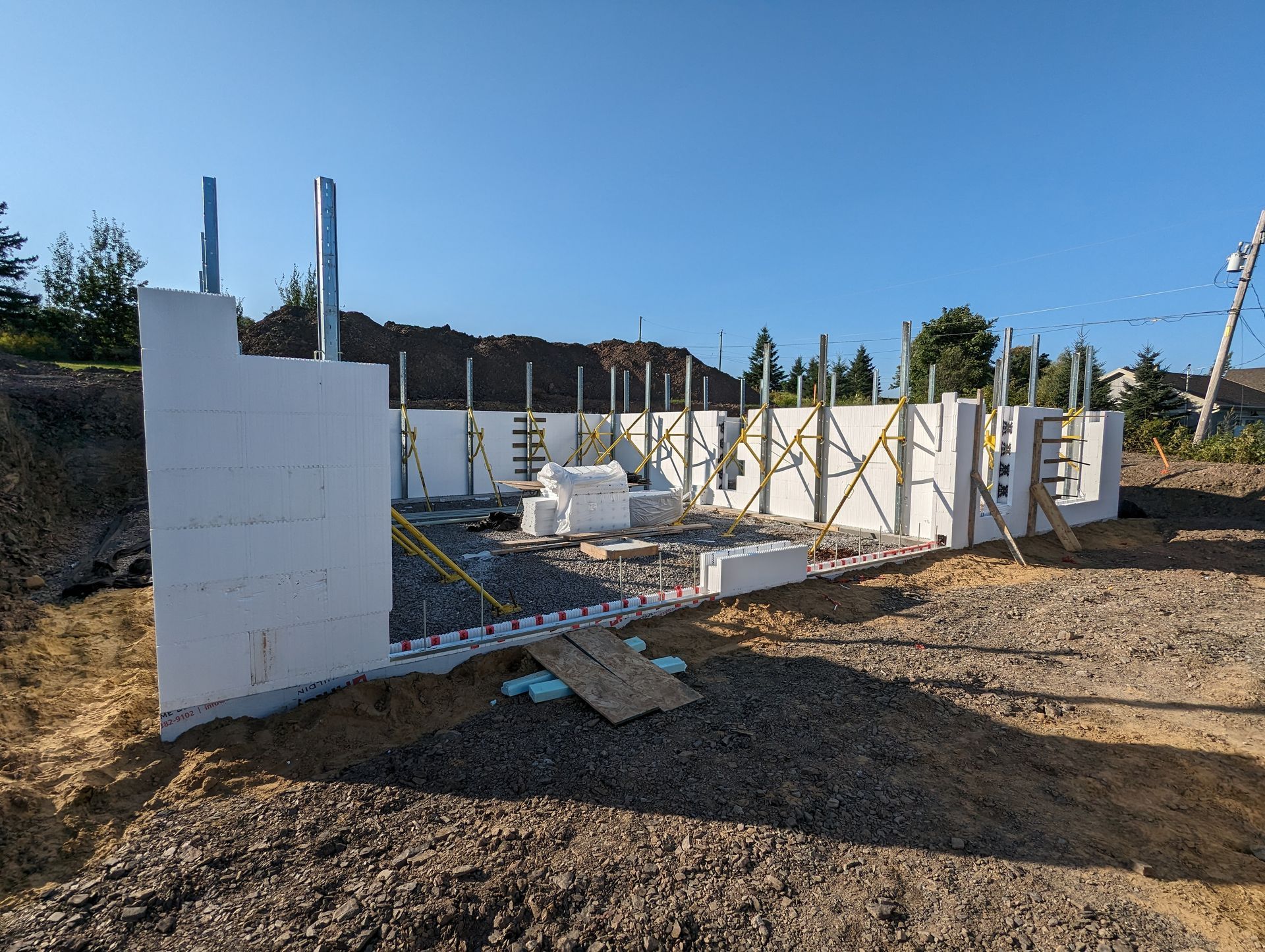 Les fondations d'une maison sont en cours de construction avec des blocs de polystyrène.