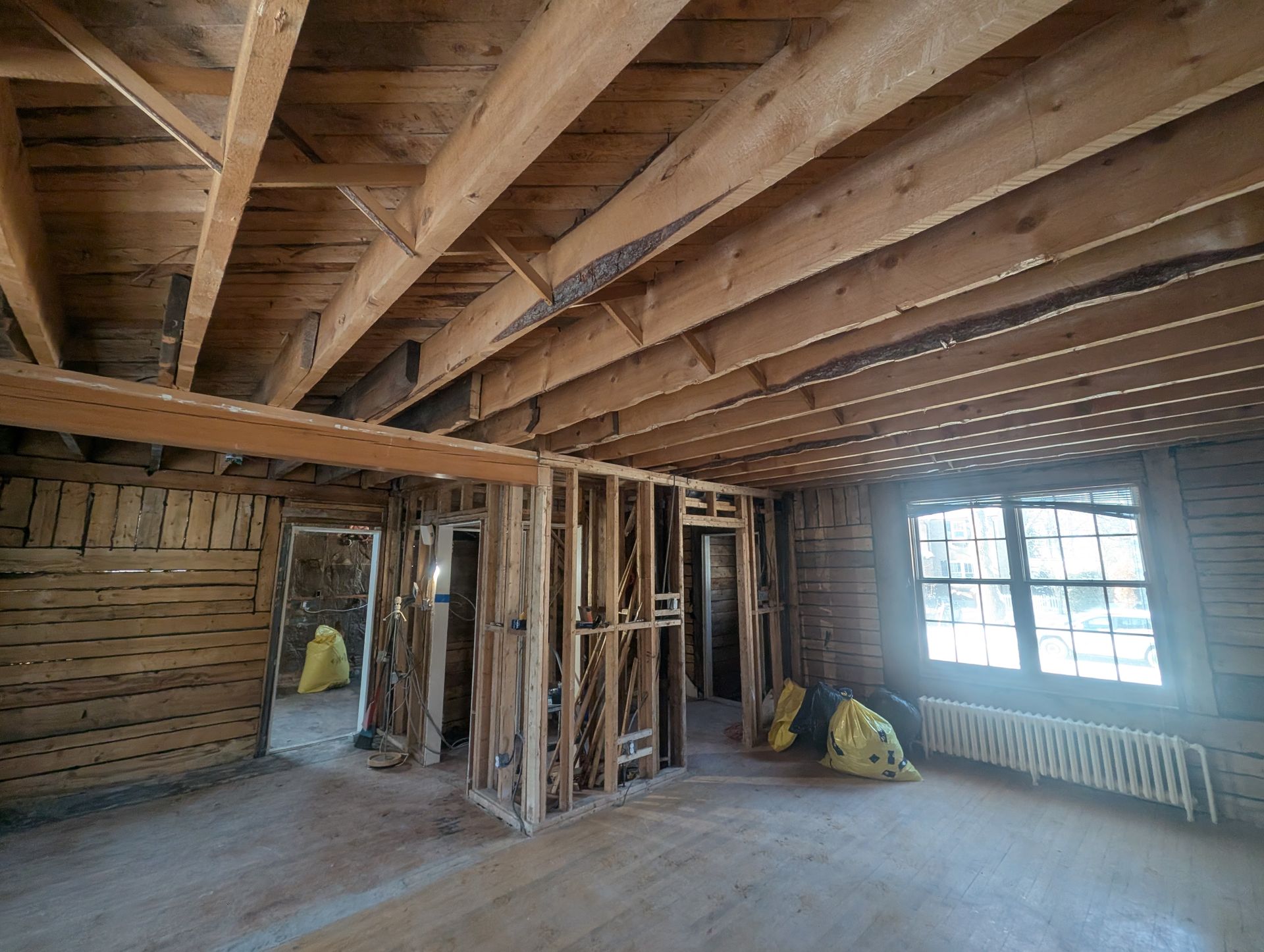 Une pièce vide avec un plafond en bois et beaucoup de fenêtres.