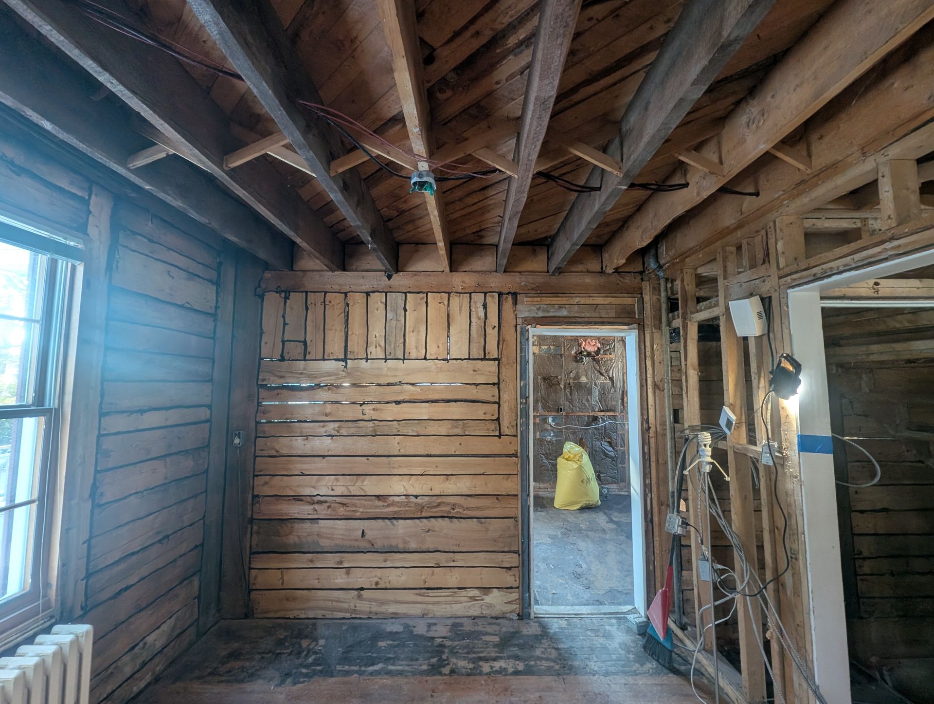 Une pièce vide avec un mur et un plafond en bois.