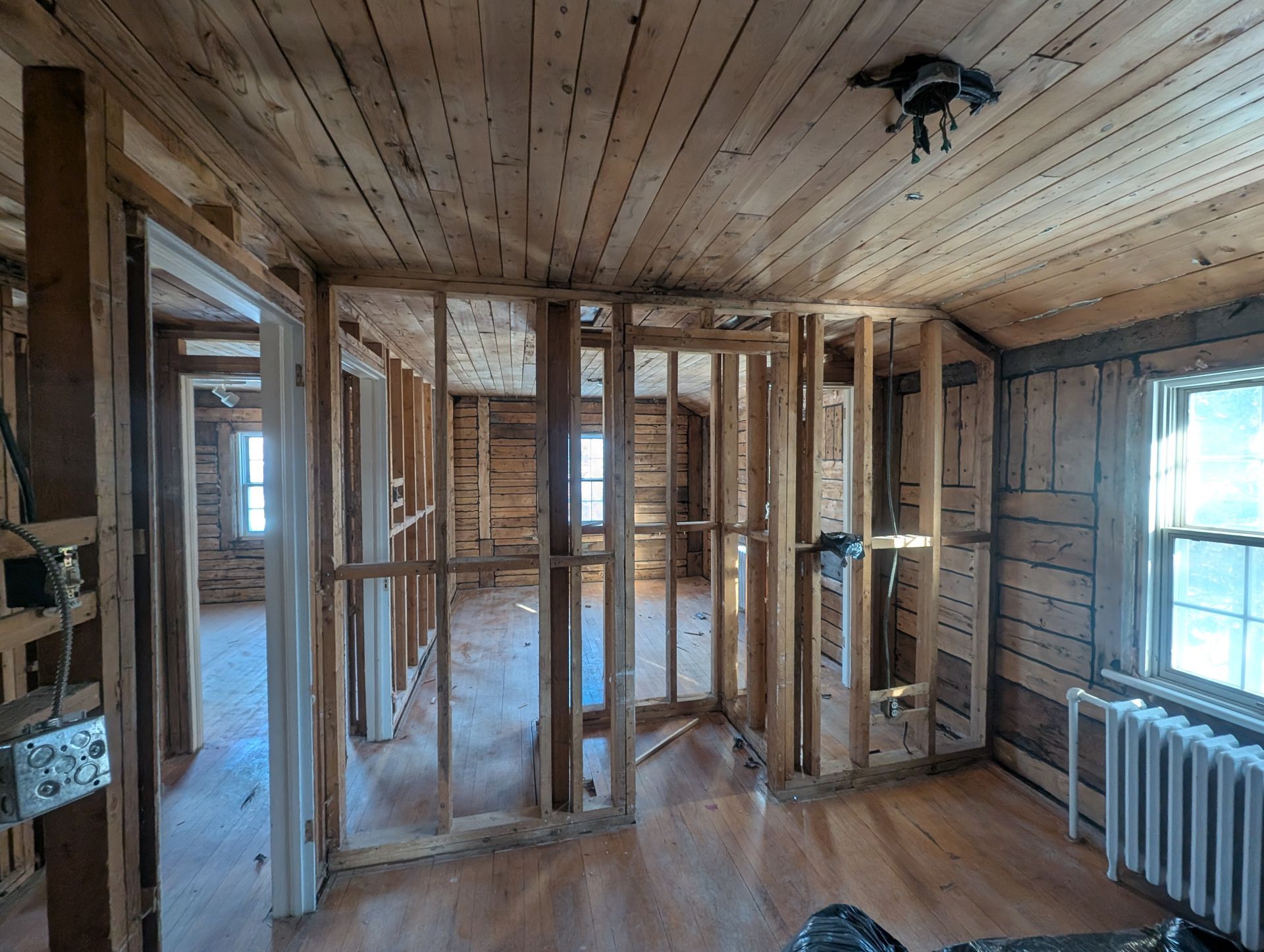 Une pièce avec des murs en bois et un plafond en cours de rénovation.