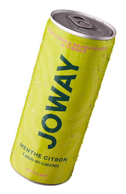 Une canette Joway, inclinée en diagonale, avec l'inscription « Menthe Citron » et des gouttelettes d'eau à sa surface.