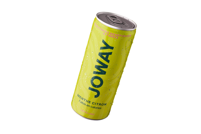 Une canette jaune de boisson Joway, étiquetée « Menthe Citron », inclinée sur un fond blanc.