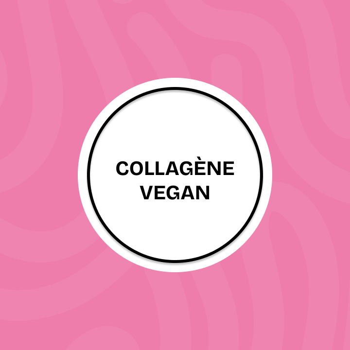 Un badge circulaire blanc avec l'inscription noire « COLLAGÈNE VEGAN » centrée sur un fond rose ondulé.