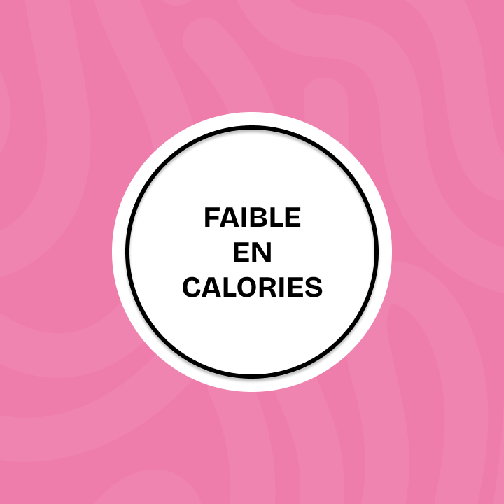 Un badge circulaire blanc sur un fond rose ondulé avec le texte noir « FAIBLE EN CALORIES » (Faible en calories).