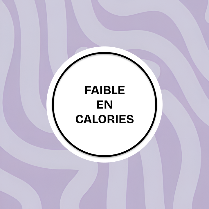 Un cercle blanc avec le texte français « FAIBLE EN CALORIES » centré sur un fond de lignes ondulées violet clair.