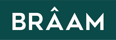 Texte blanc indiquant « BRÂAM » avec un accent circonflexe sur la deuxième lettre, sur un fond bleu sarcelle foncé.
