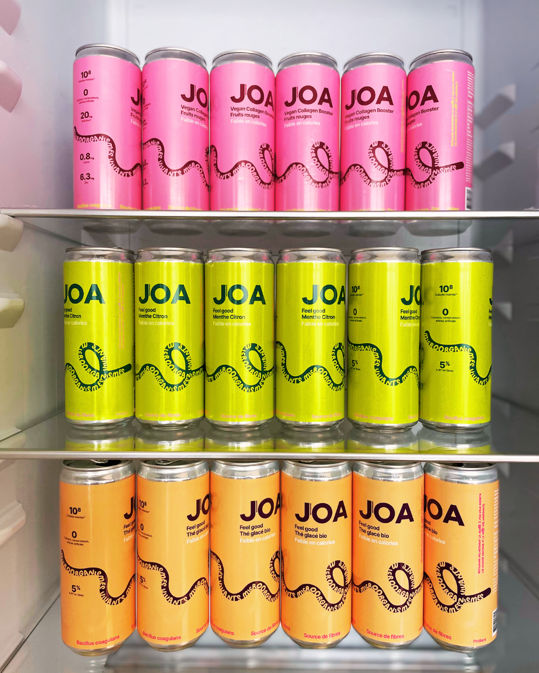 Un réfrigérateur rempli de nombreuses canettes de boisson Joa.