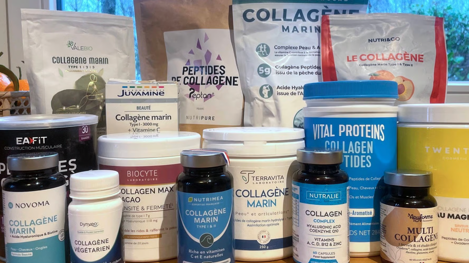 Une variété de produits à base de collagène sont posés sur une table