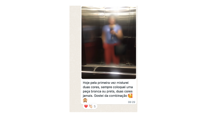  mulher com foto borrada mostrando seu look que montou e amou após aprender a combinar cores
