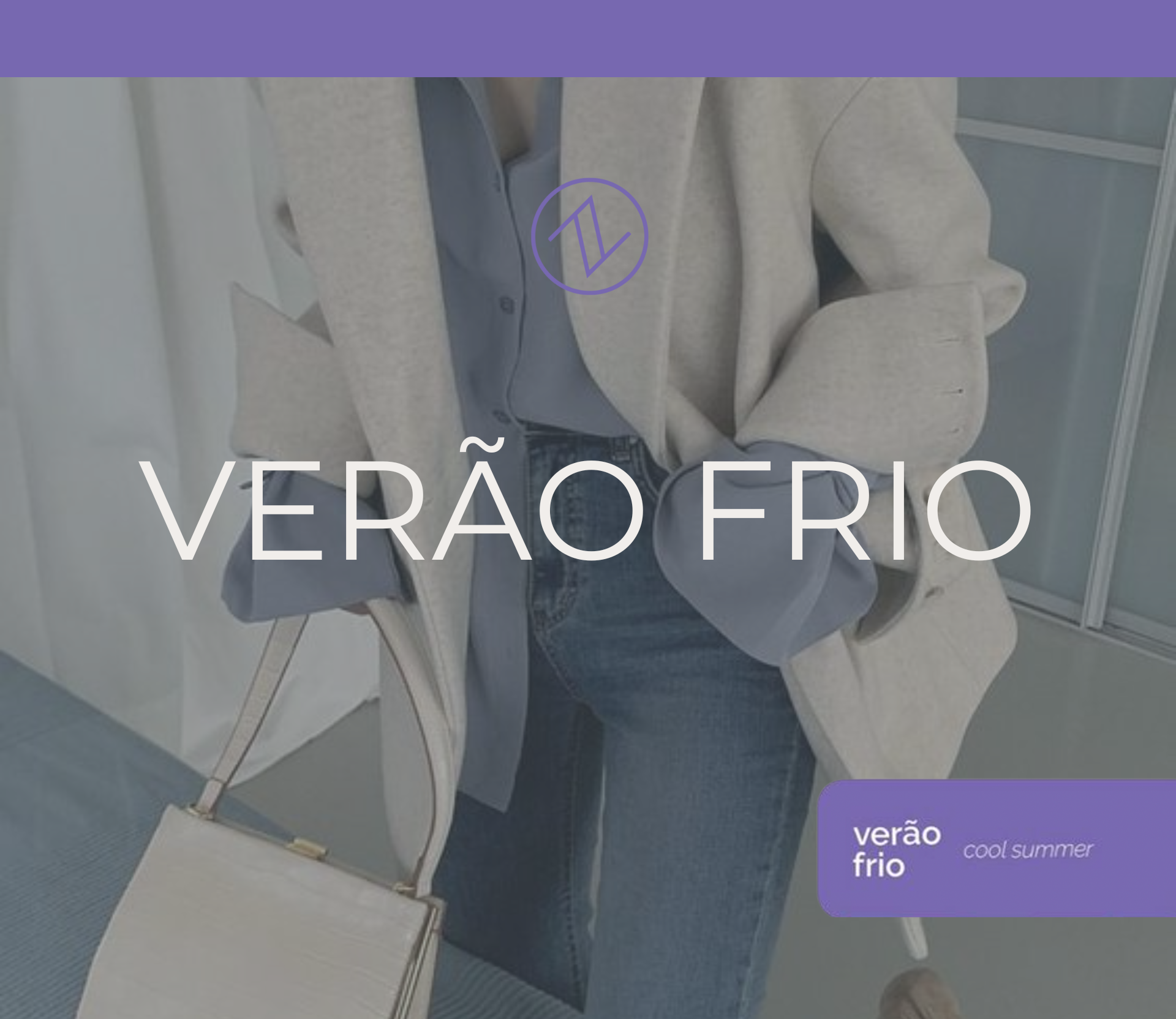 Uma mulher está vestindo um casaco branco e uma camisa azul.