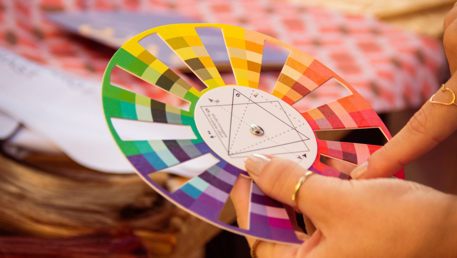 Uma pessoa está segurando uma roda de cores na mão.