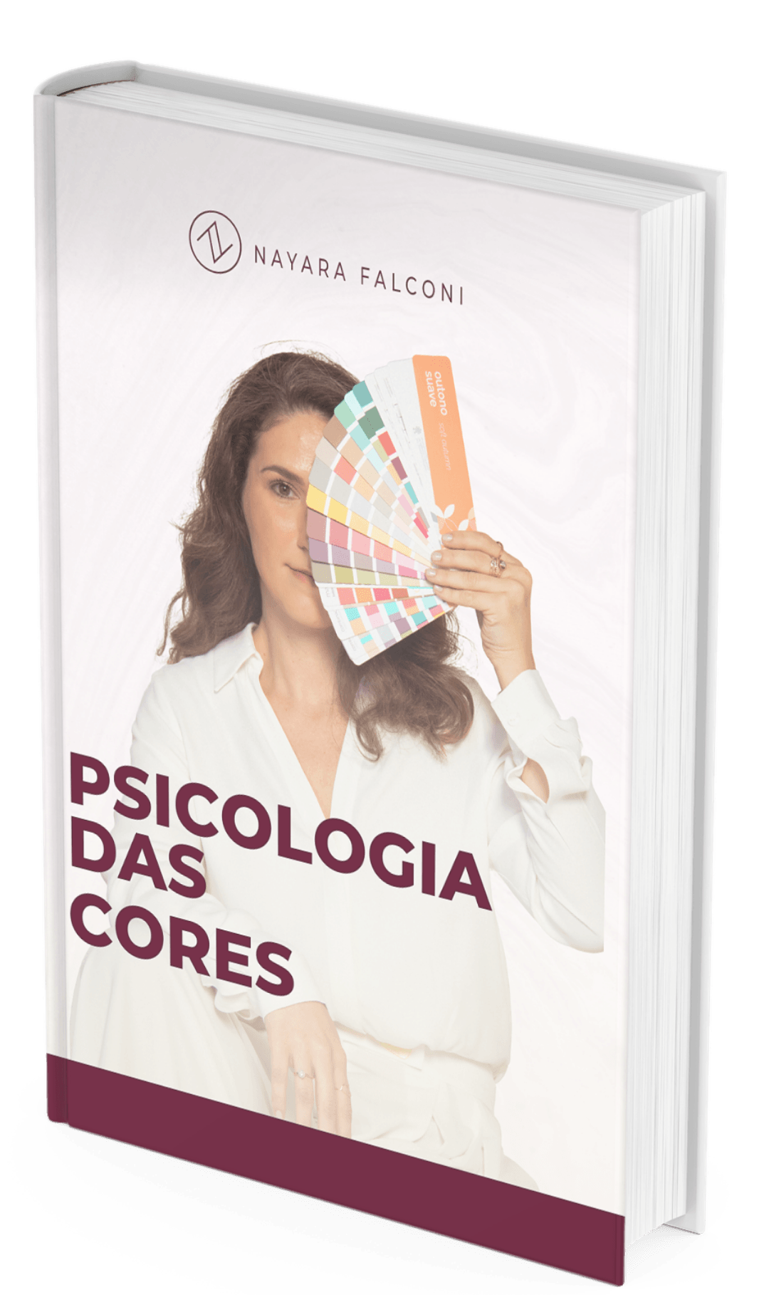 Uma mulher está segurando uma paleta de cores na frente do rosto.