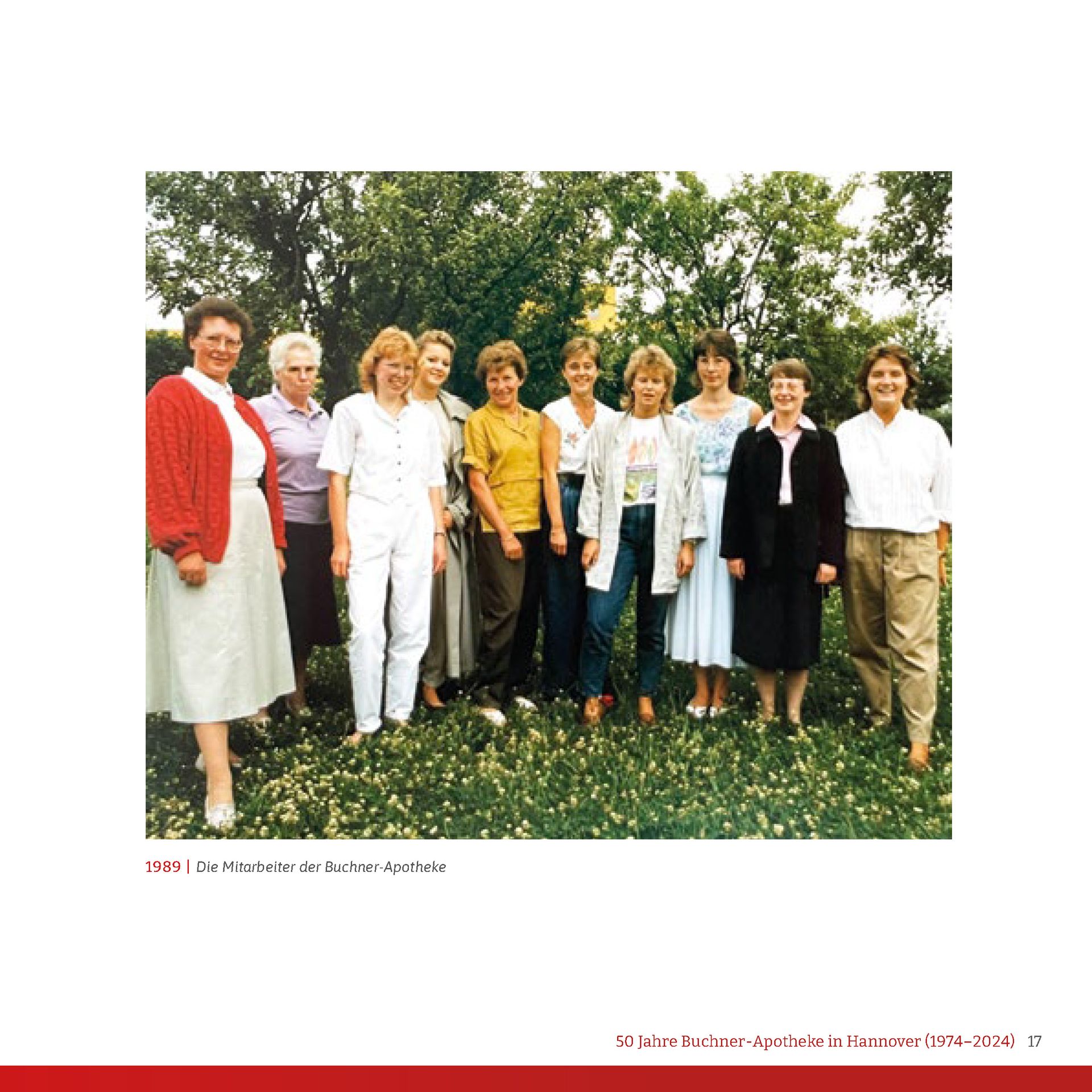 Eine Gruppe von Frauen posiert für ein Foto auf einem Feld