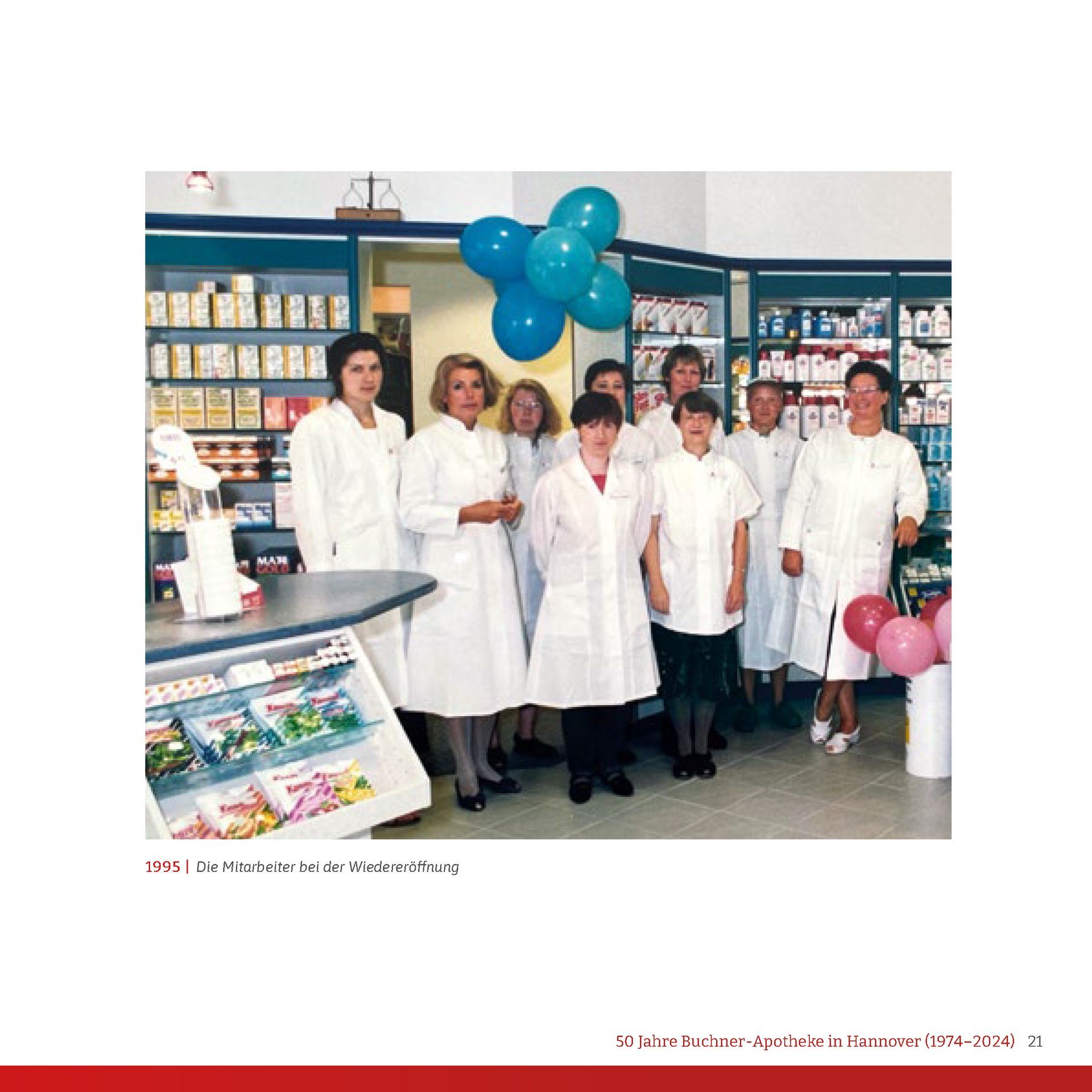 Eine Gruppe von Menschen posiert für ein Foto in einer Apotheke