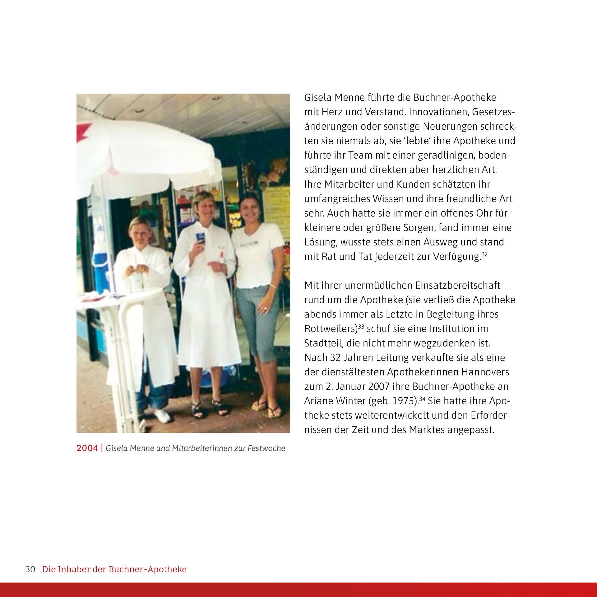 Eine Gruppe von Menschen steht nebeneinander unter einem Regenschirm.