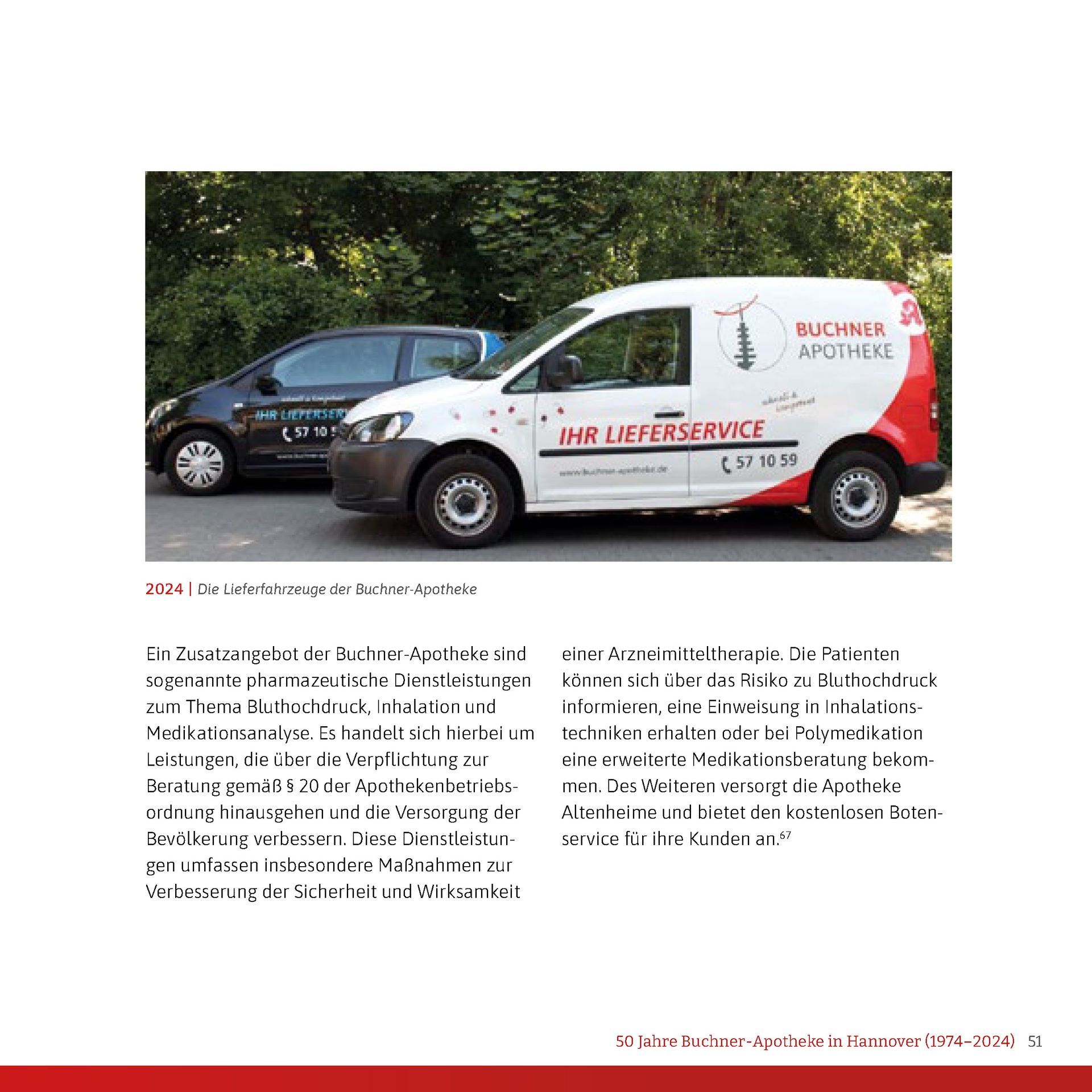 Zwei Lieferwagen stehen nebeneinander am Straßenrand.