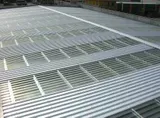 Tetto in metallo con file di griglie di ventilazione e lucernari