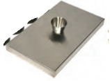 Placa de metal plateada con un pequeño detalle en forma de cono invertido en el centro.