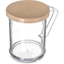 Vaso de hospital de plástico transparente con tapa y asa de color marrón.