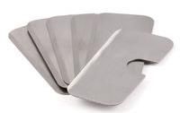 Calzas de metal gris apiladas, con un borde curvo y una muesca recortada.