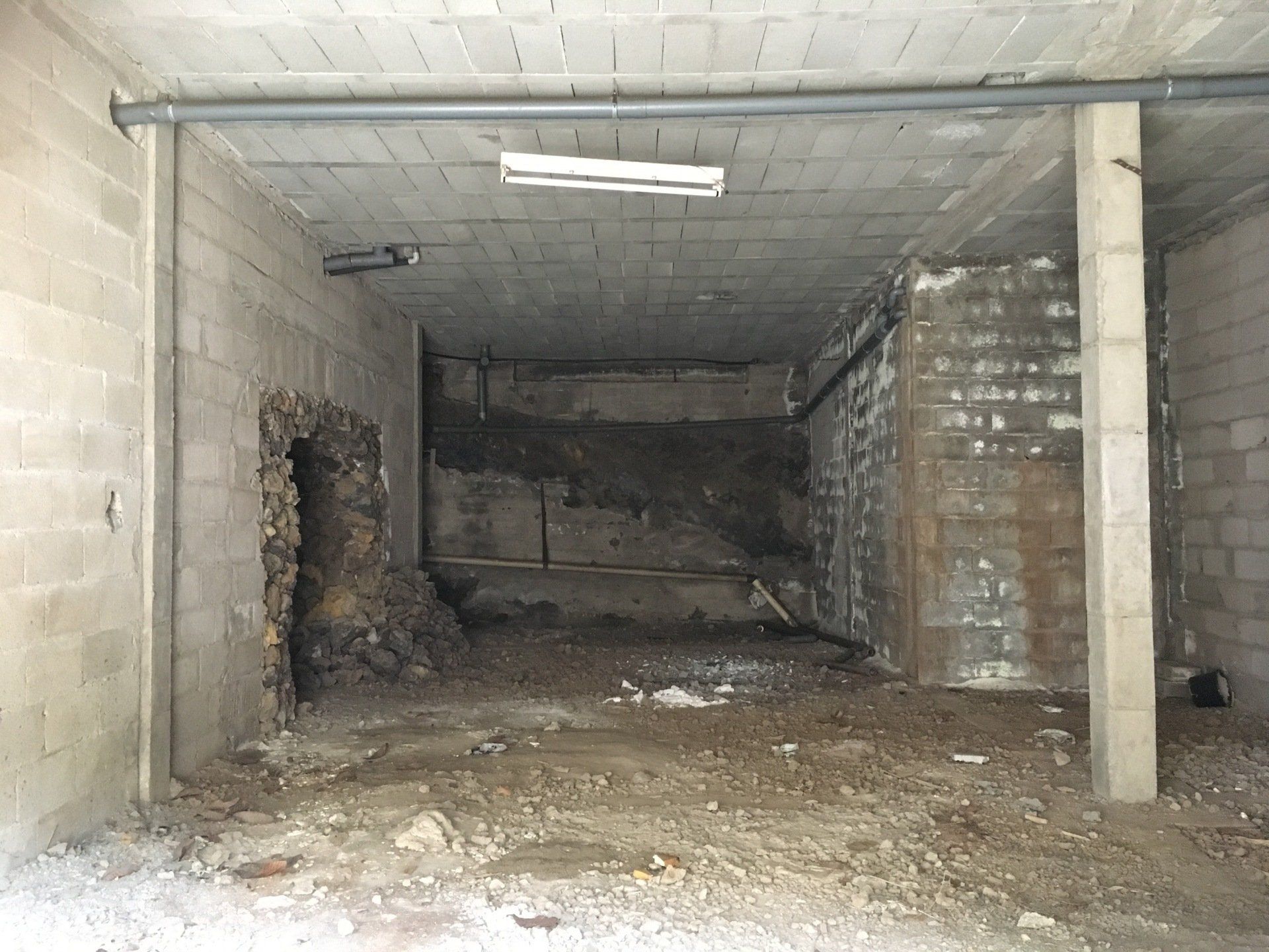 Basement floor room with feature of exposed cliff face