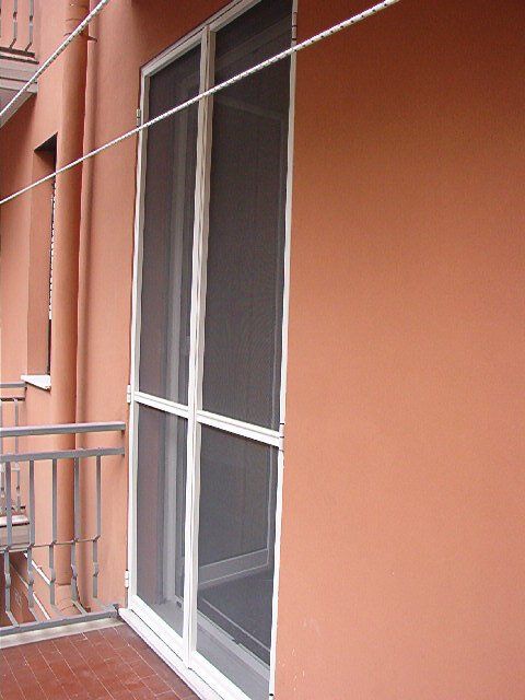 zanzariera installata su porta finestra