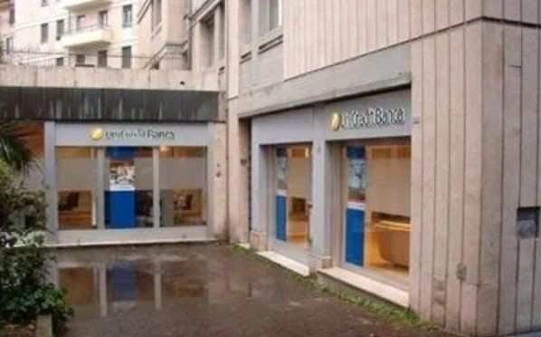 Ingresso con serramento blindato Unicredit
