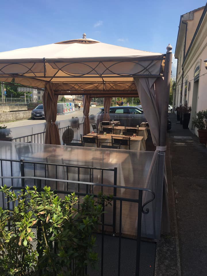 ristorante con tavoli all'aperto