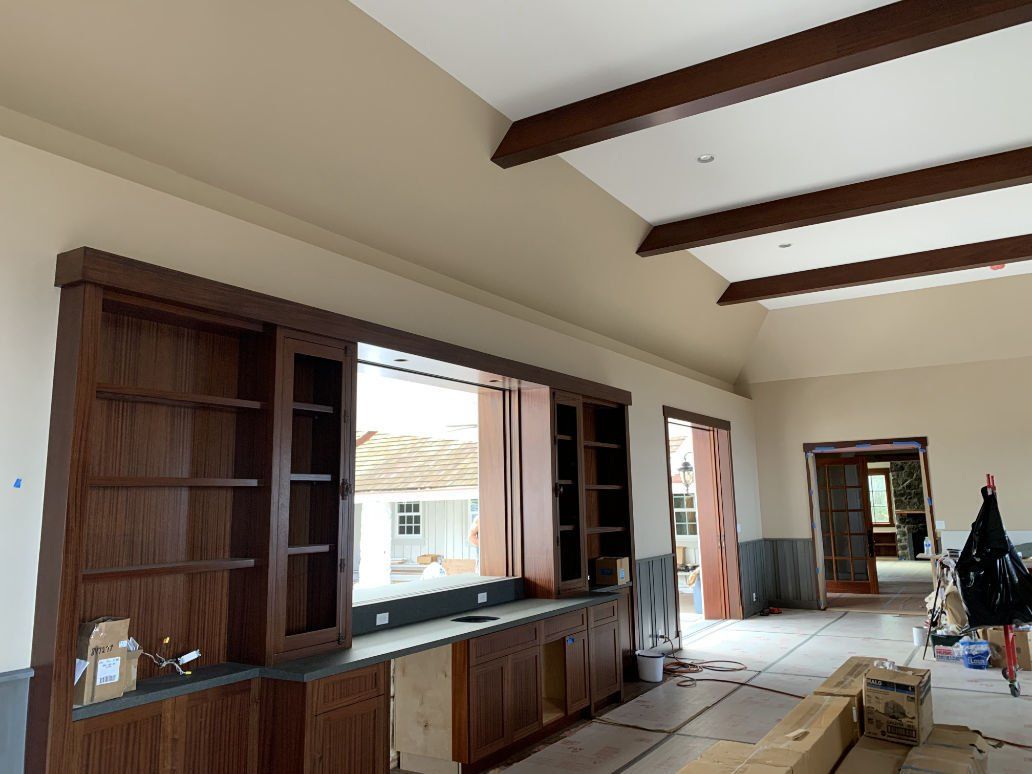 detail-corner-ceiling-with-intricate-crown-molding-column-with-spot-light