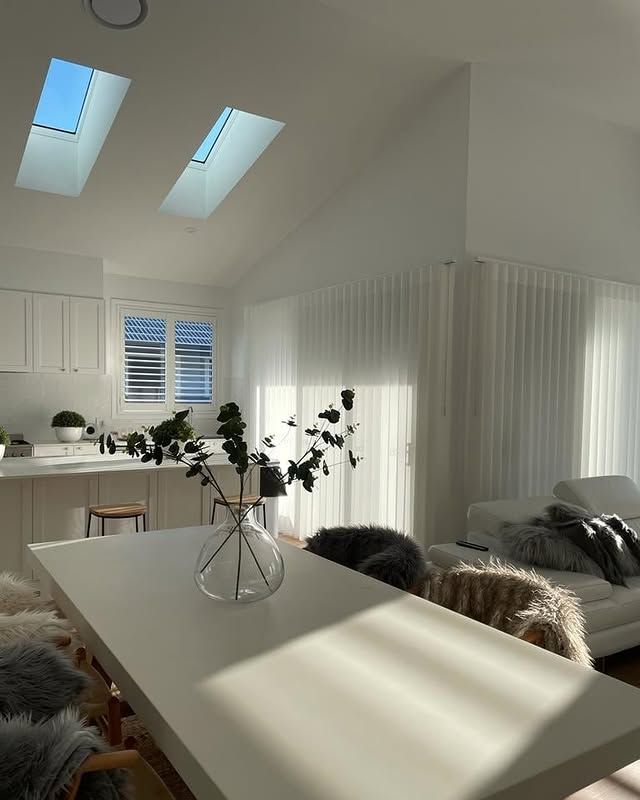 A bathroom with a tub , sink and mirror
