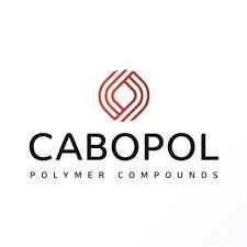 Logotipo da Cabopol Polymer Compounds: desenho entrelaçado em vermelho sobre texto preto.