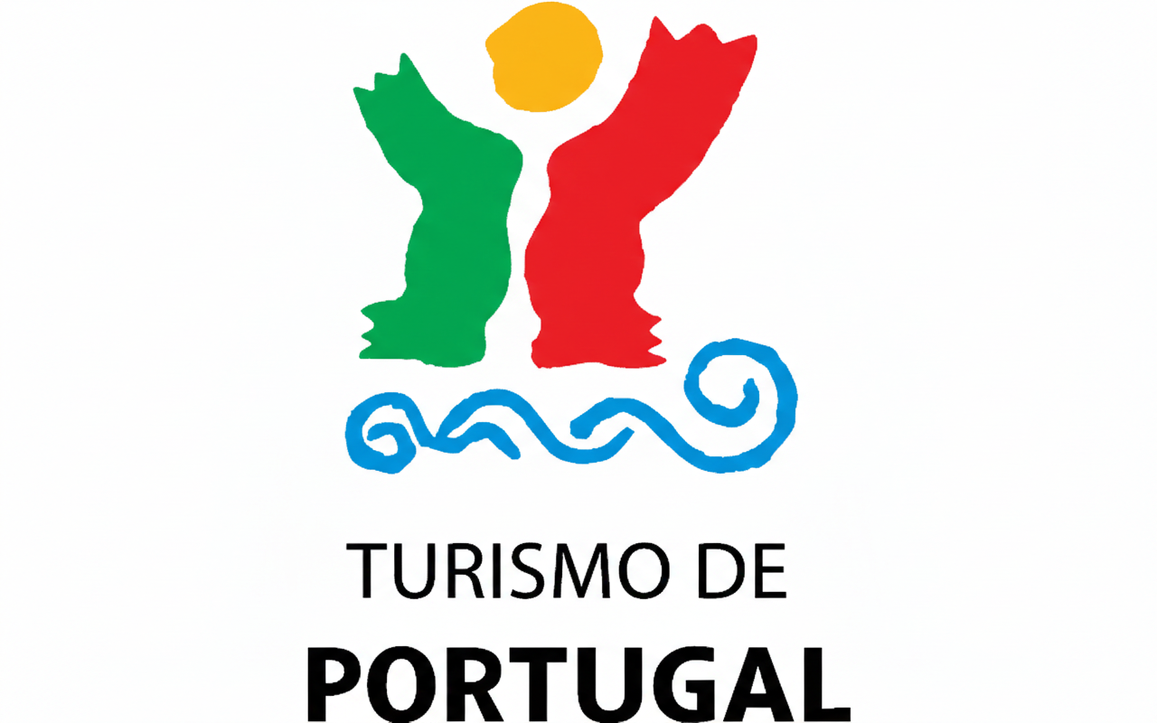 Logotipo do Turismo de Portugal: figura estilizada com corpo verde, braços vermelhos, sol amarelo, ondas azuis e a inscrição