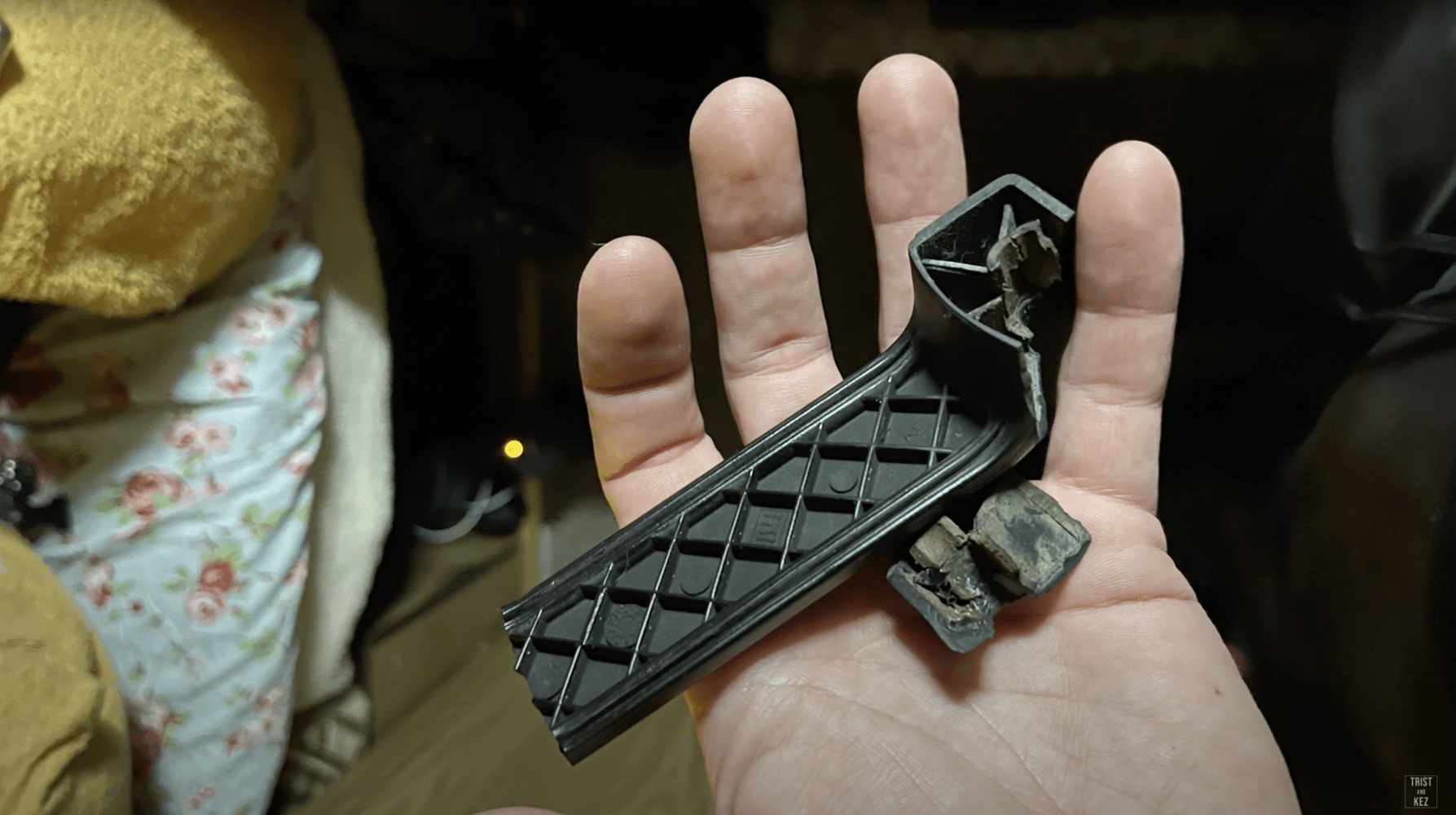 a person is holding a broken plastic Talbot express door handle in their hand