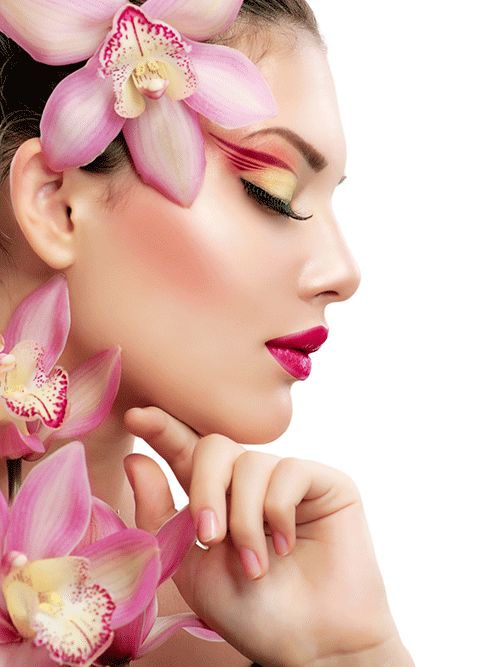Eine Nahaufnahme des Gesichts einer Frau mit rosa Blumen im Haar.