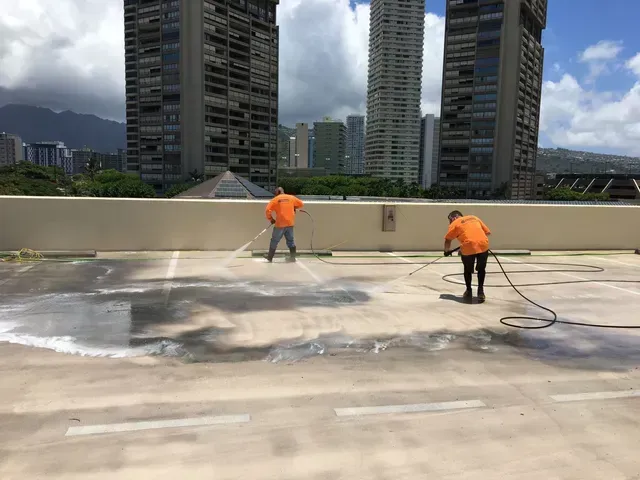 Water pressure washing on Oahu