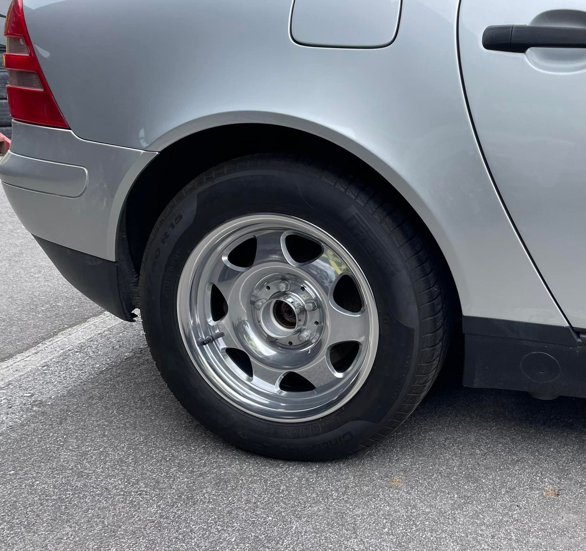 ein silberner mercedes-benz mit einem defekten reifen