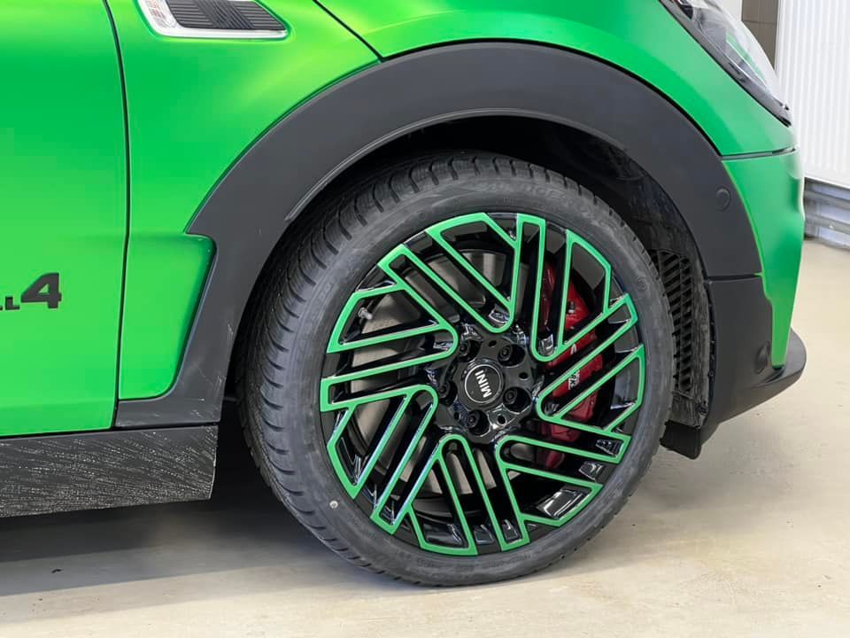 eine Nahaufnahme eines grünen Mini-Autos