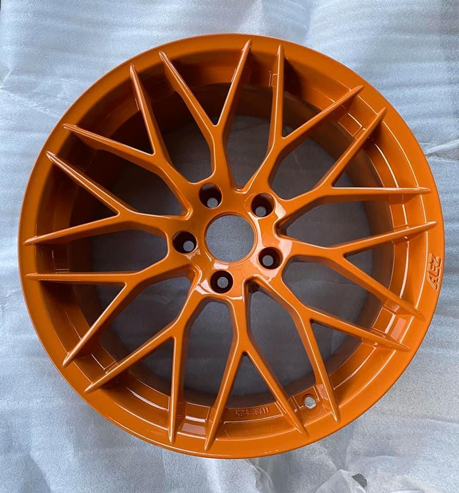 ein orangefarbenes Autorad 