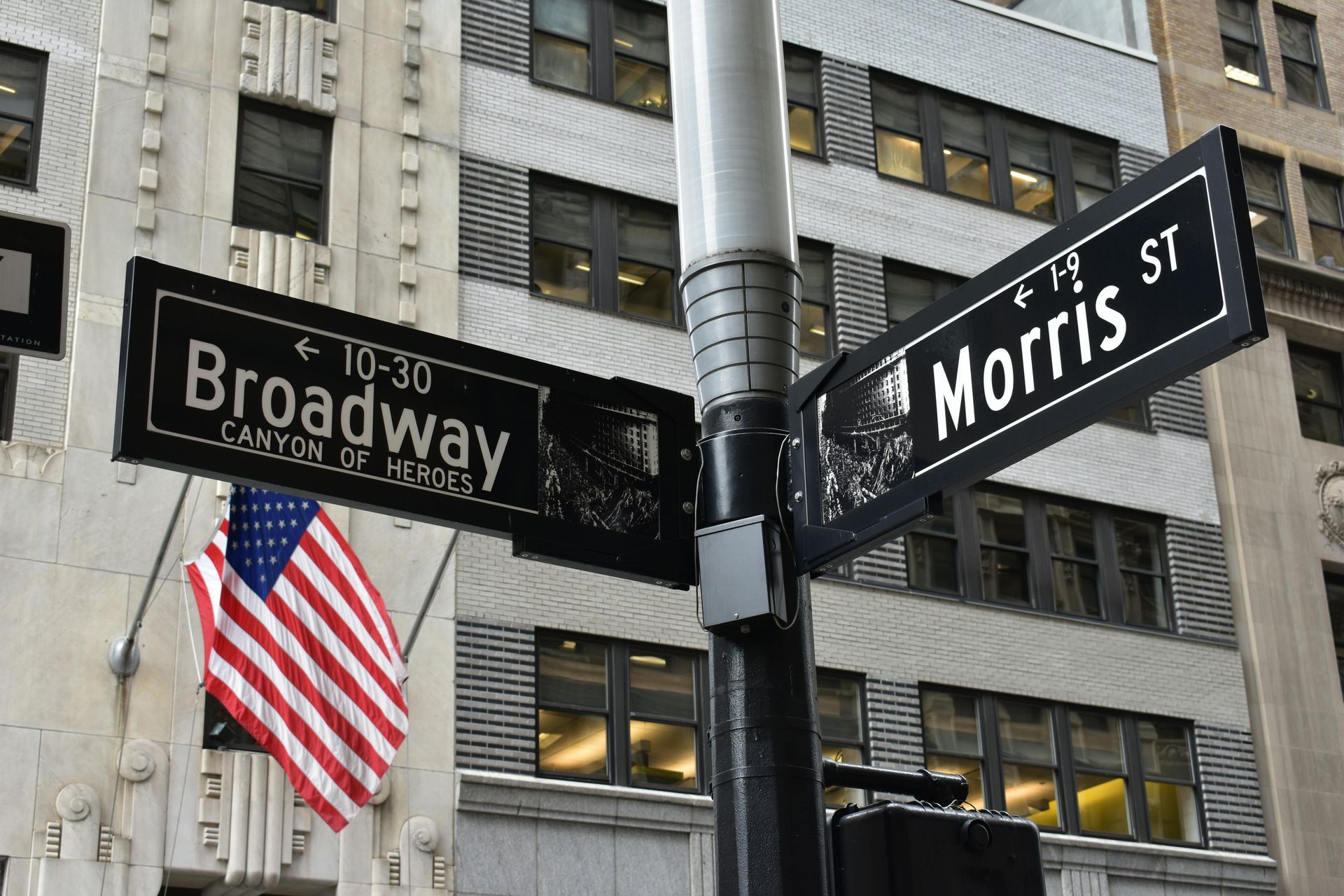 Un cartello stradale per Broadway e Morris St.