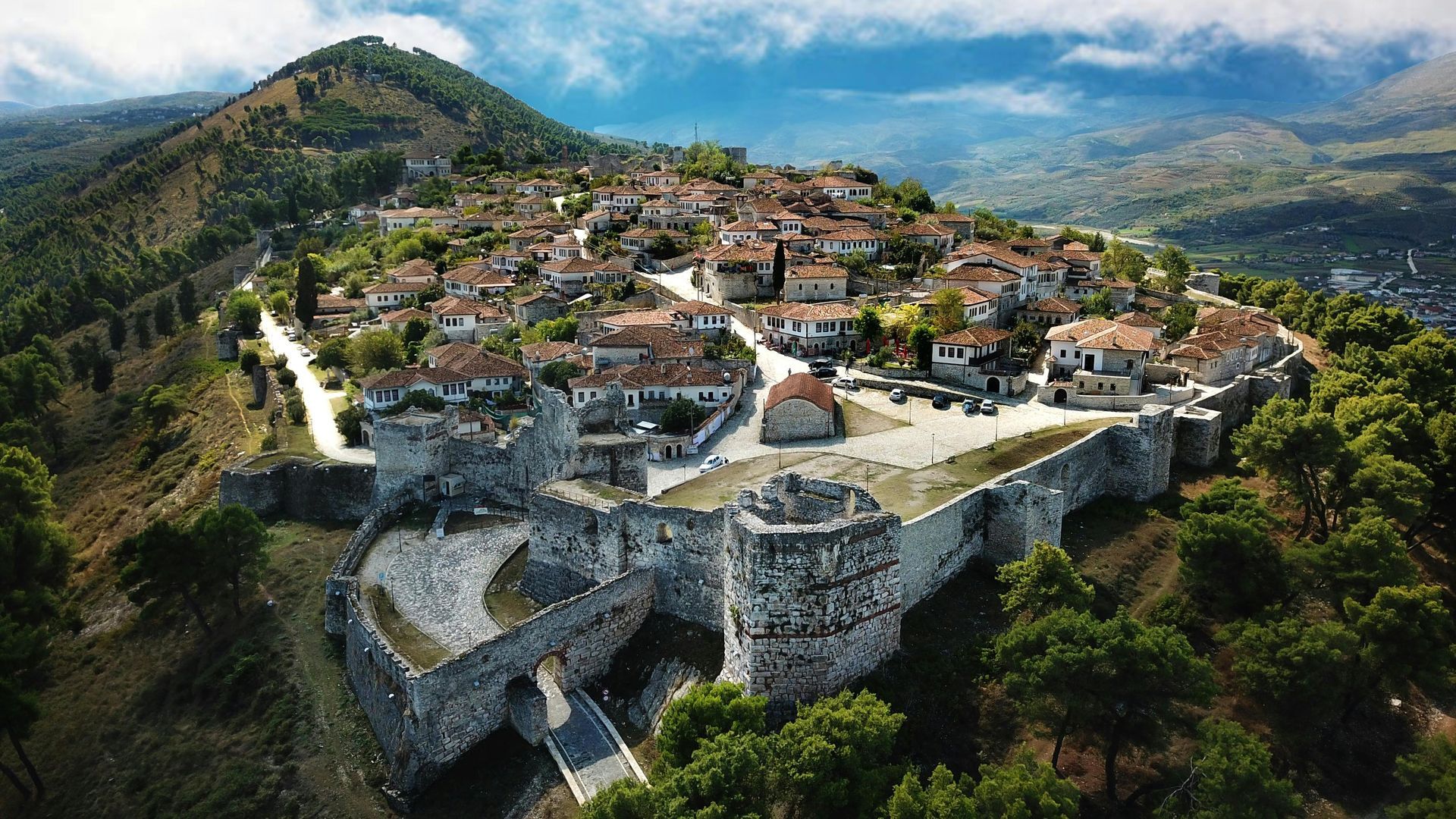 Vista aerea del castello di Kruja in Albania, mura di pietra ed edifici sulla cima di una collina.