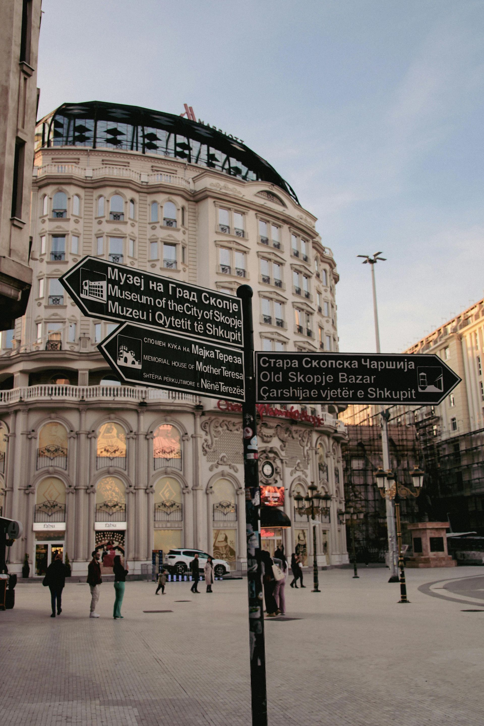 Cartello stradale con indicazioni stradali davanti a un grande edificio decorato a Lisbona, Portogallo.