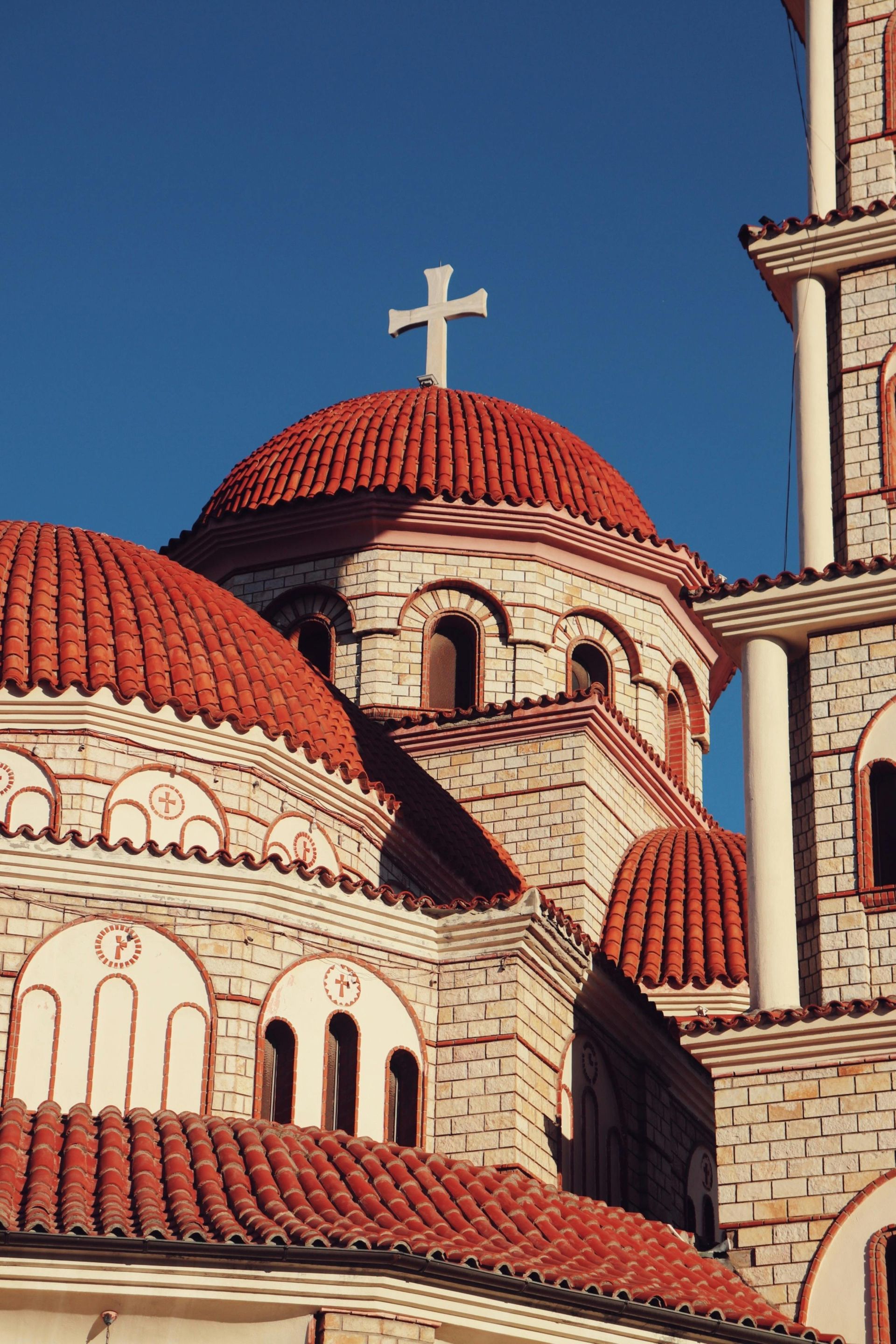 Una chiesa con una croce in cima in Albania