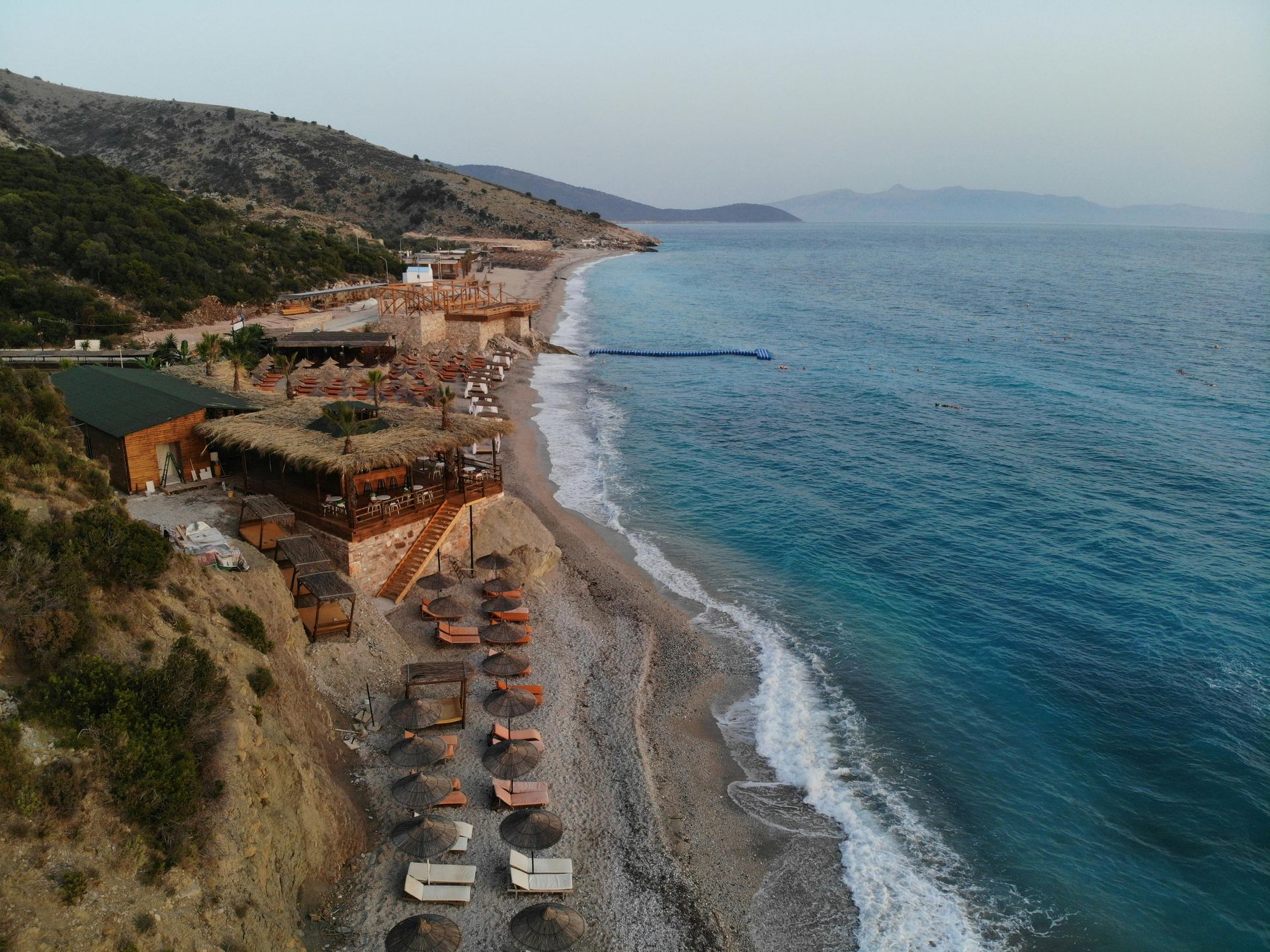 Una vista aerea di una spiaggia con ombrelloni