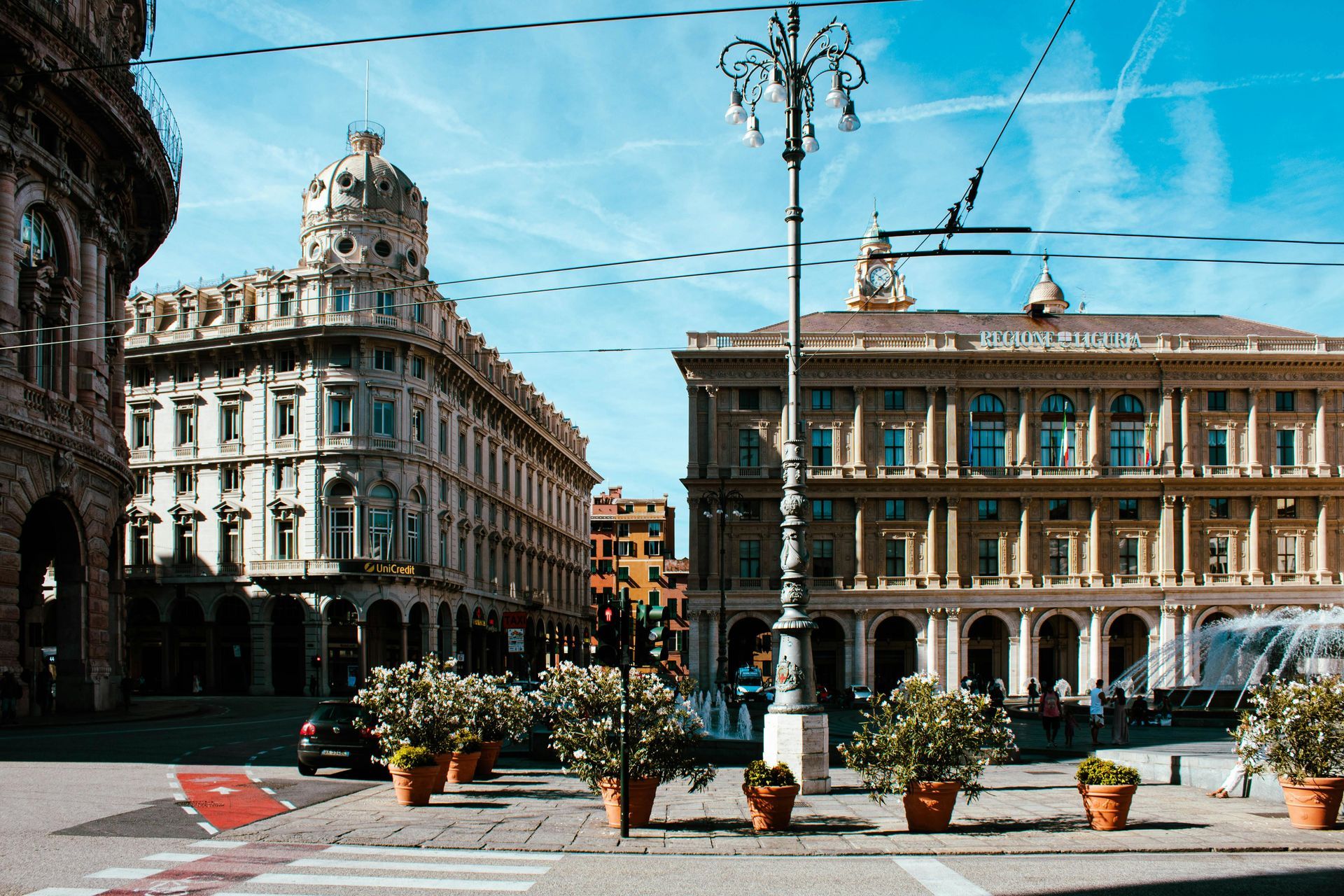 Una strada cittadina con molti edifici e piante in vaso