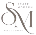 Logotipo para Staff Modern Peluquerías con letras SM grises estilizadas sobre un fondo blanco.