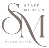 Logotipo para Staff Modern Peluquerías con letras SM grises estilizadas sobre un fondo blanco.