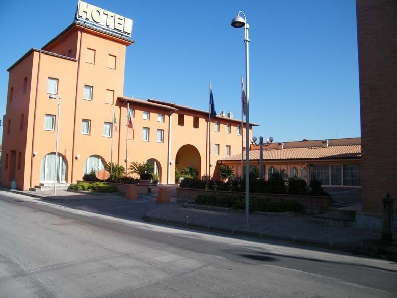 Edificio alberghiero con facciata arancione, insegna 